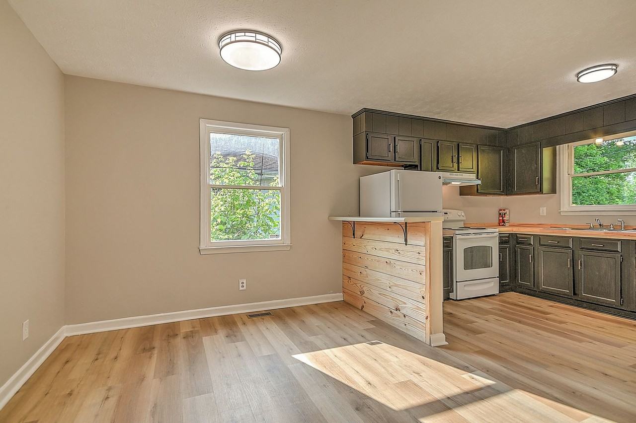 921 Elizabeth St - Photo 7 of 32
