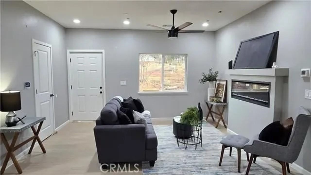 6485 Providence Ct - Photo 2 of 18