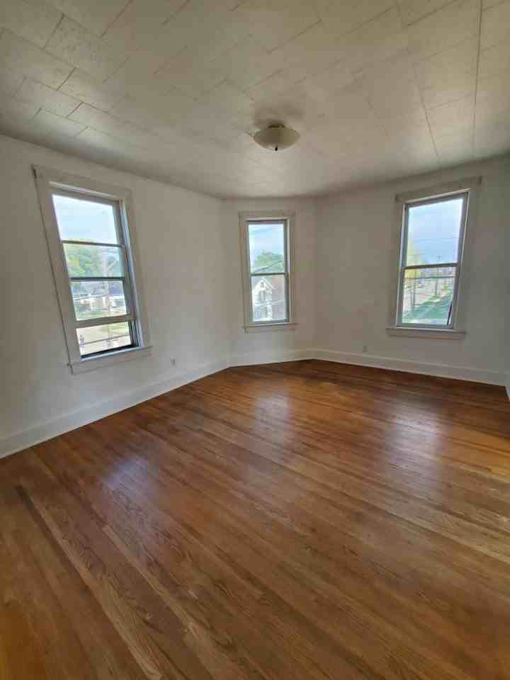 407 West Clark Street - Photo 2 of 7