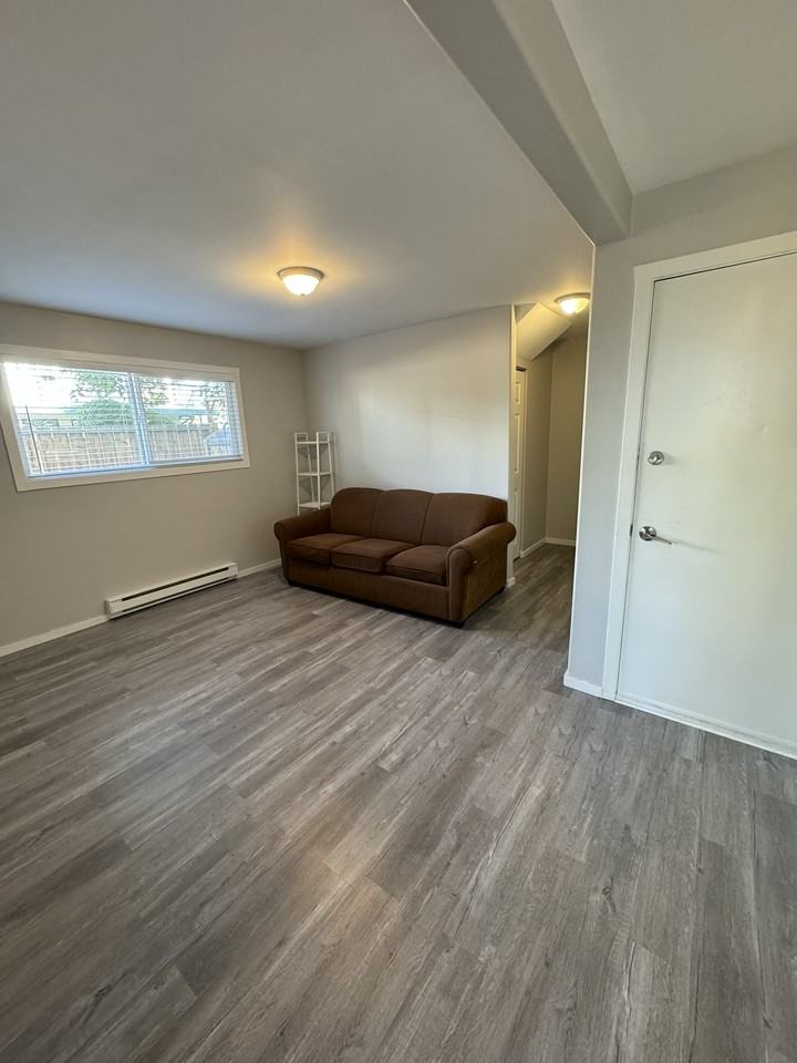 600 Cambridge Crescent - Photo 2 of 14