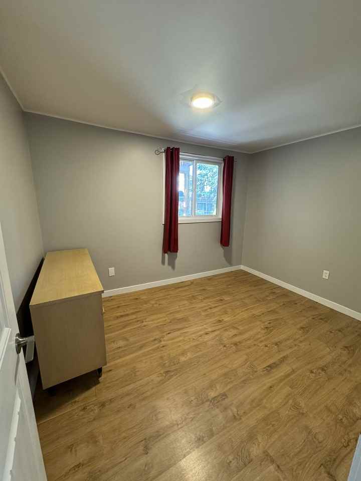 600 Cambridge Crescent - Photo 3 of 14