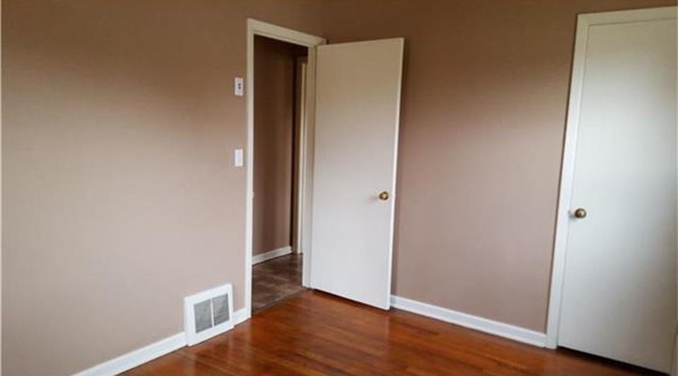 10514 E 10th St - Photo 3 of 11