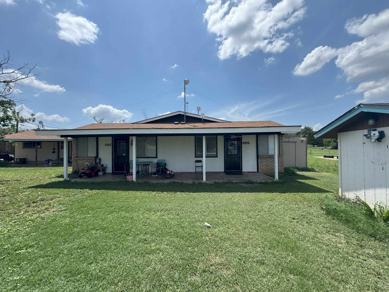 109 Logan Dr - Photo 2 of 14