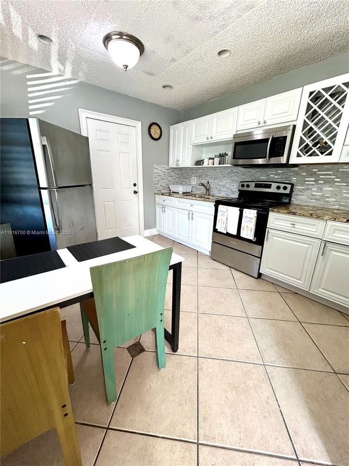 5726 Sw 20th St - Photo 2 of 12