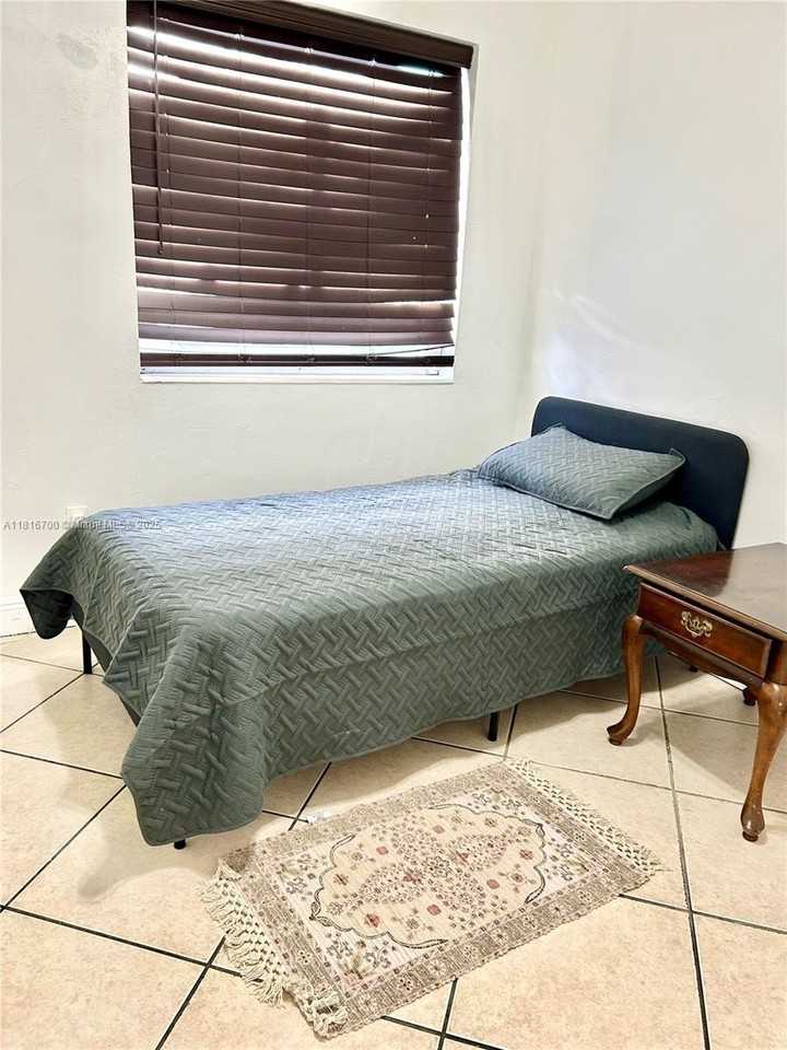 5726 Sw 20th St - Photo 7 of 12