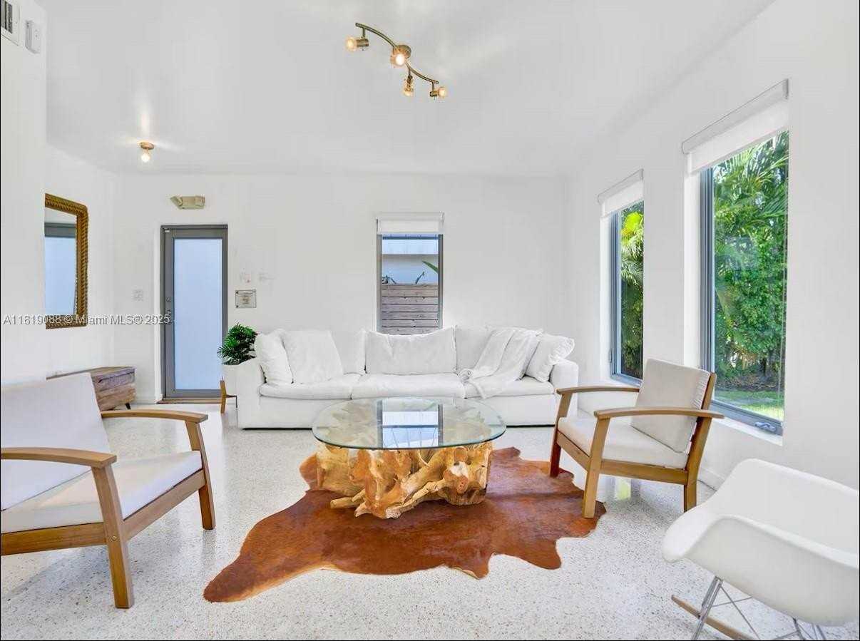 7537 W Treasure Dr - Photo 5 of 21