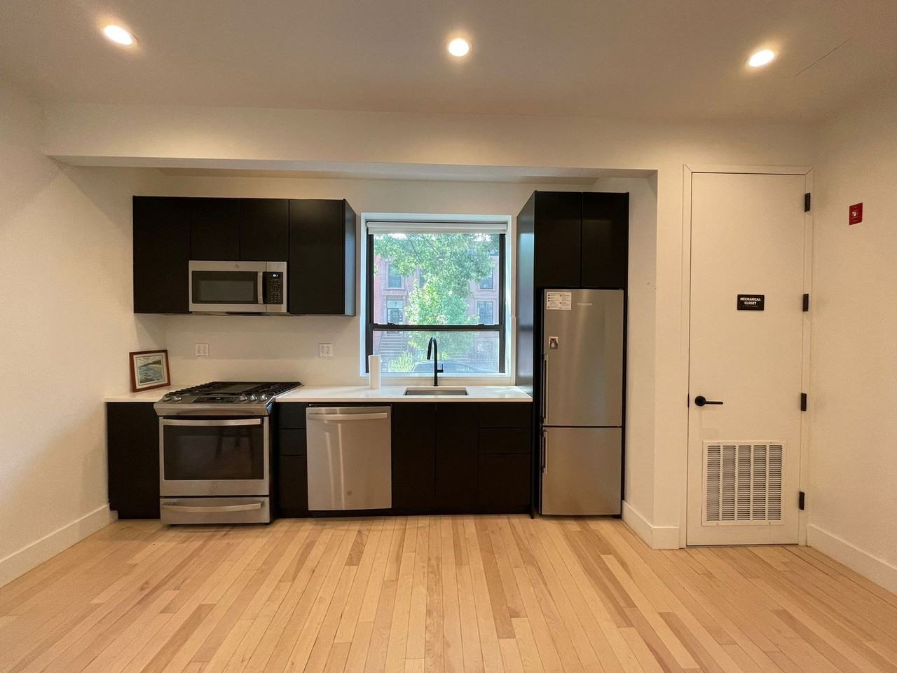 527 Monroe St #1C - Photo 3 of 8