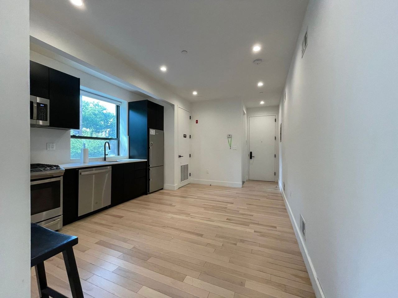 527 Monroe St #1C - Photo 4 of 8