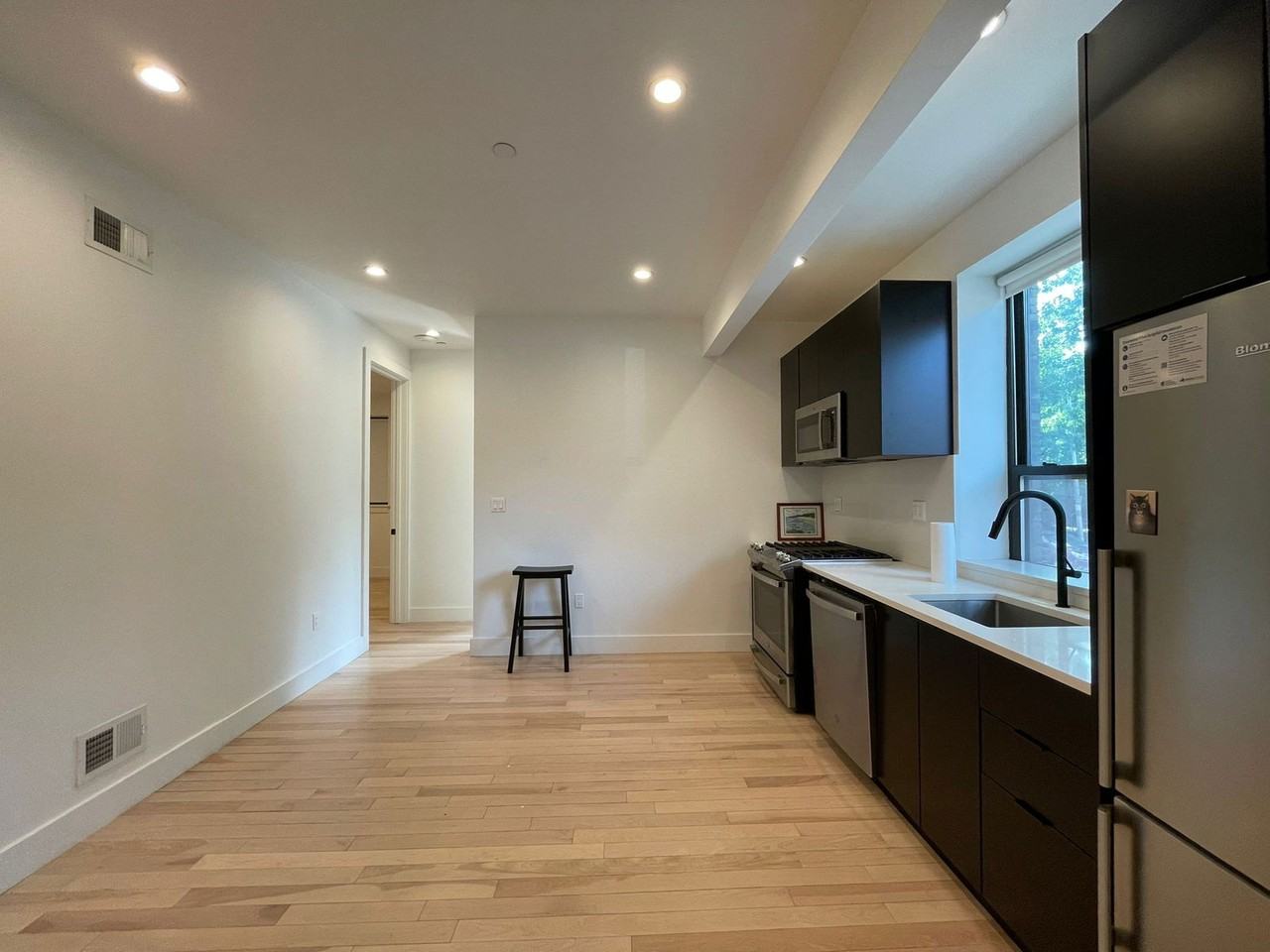 527 Monroe St #1C - Photo 5 of 8