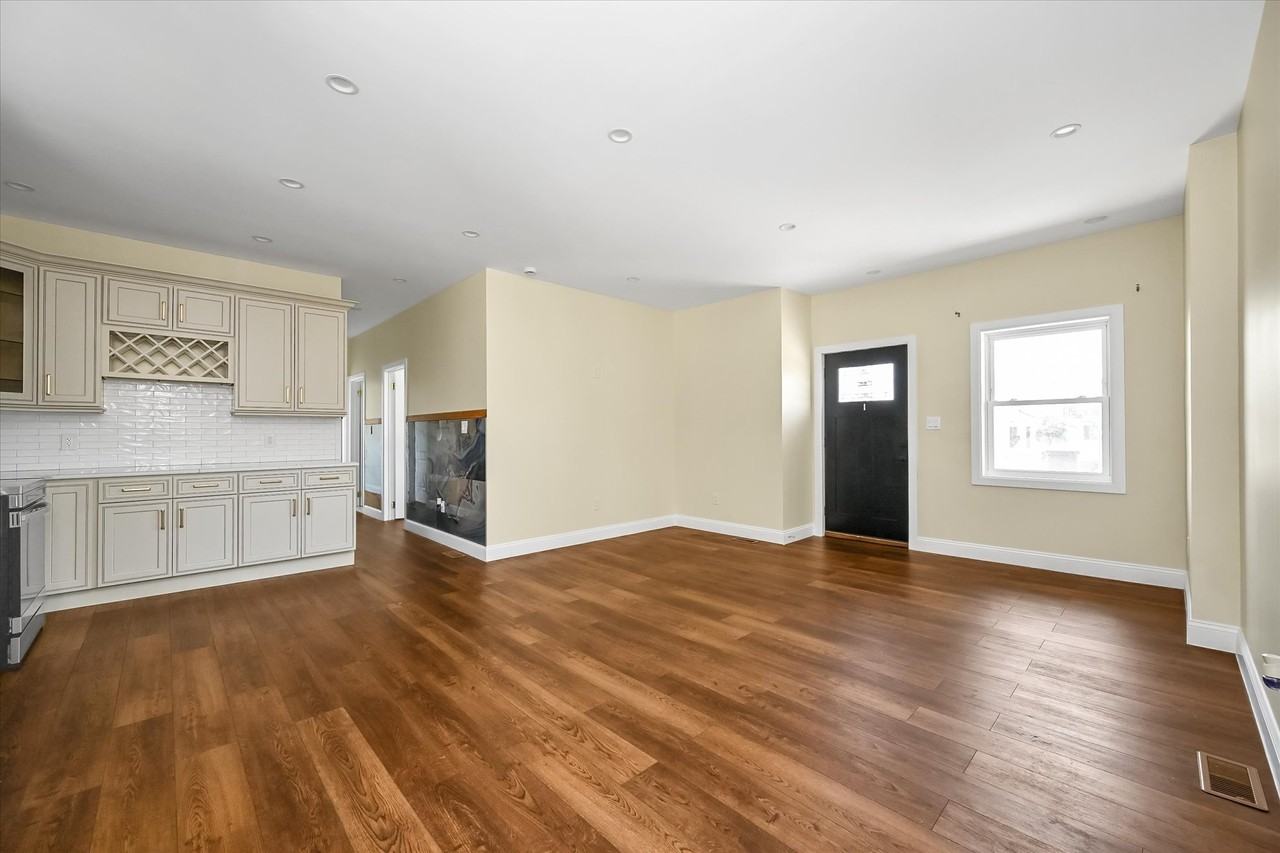 14949 Hawtree St - Photo 3 of 17