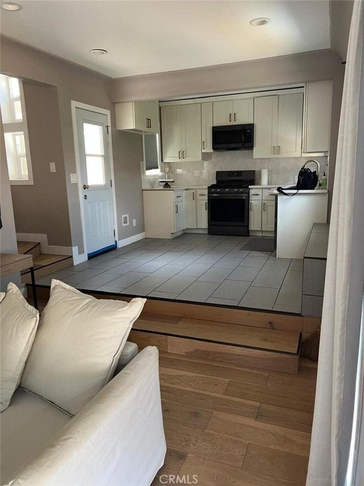 6901 Cahuenga Park Trl - Photo 3 of 7