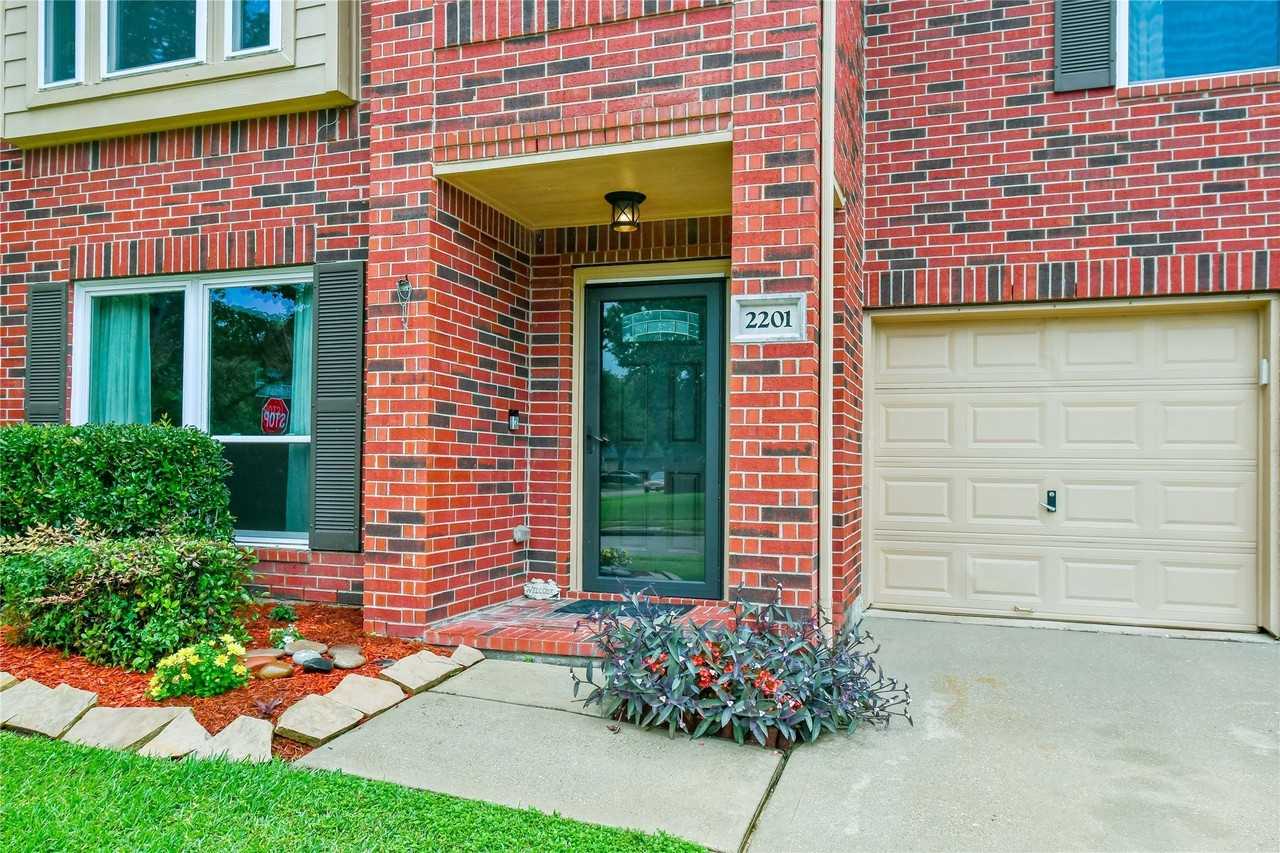 2201 Ames St - Photo 3 of 38