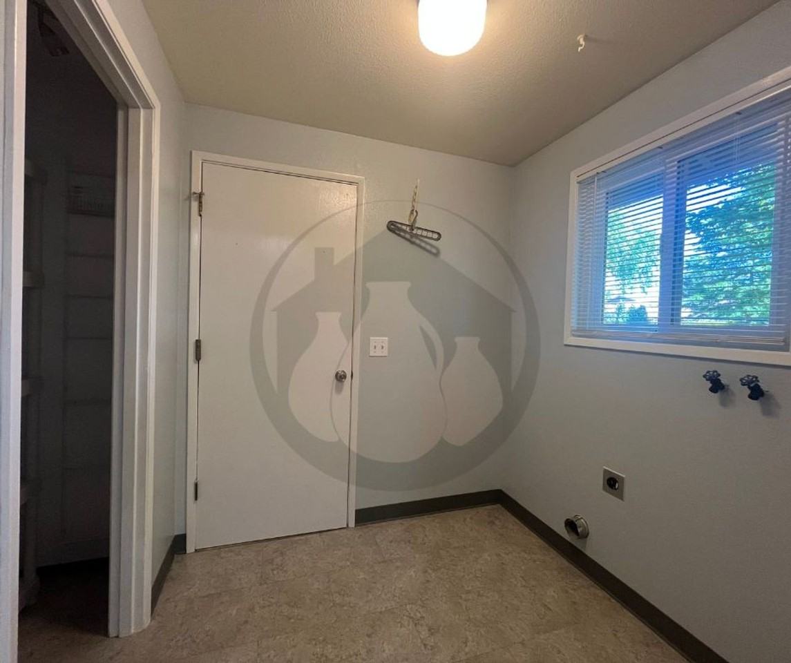 601 32nd Ave Se - Photo 5 of 11