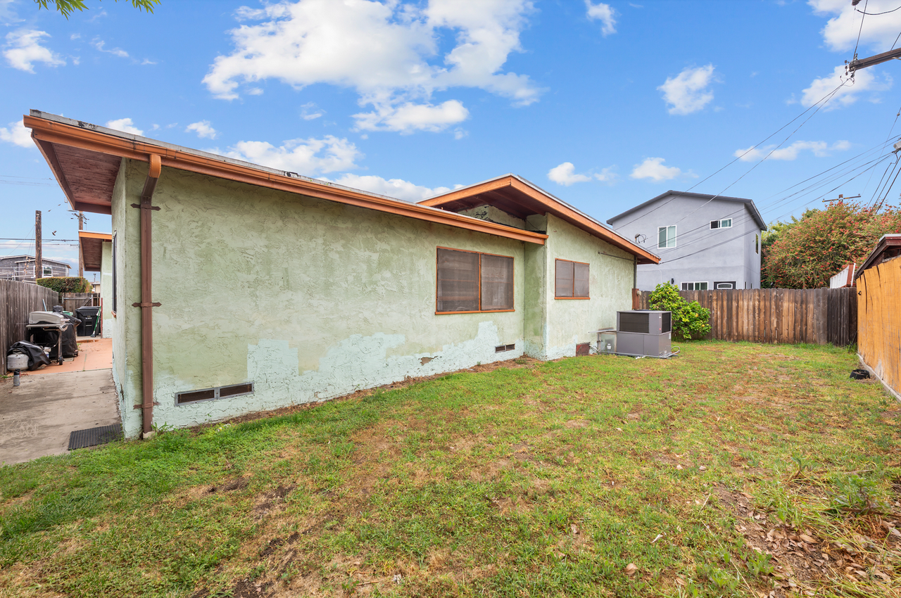 4927 63rd St - Photo 5 of 27