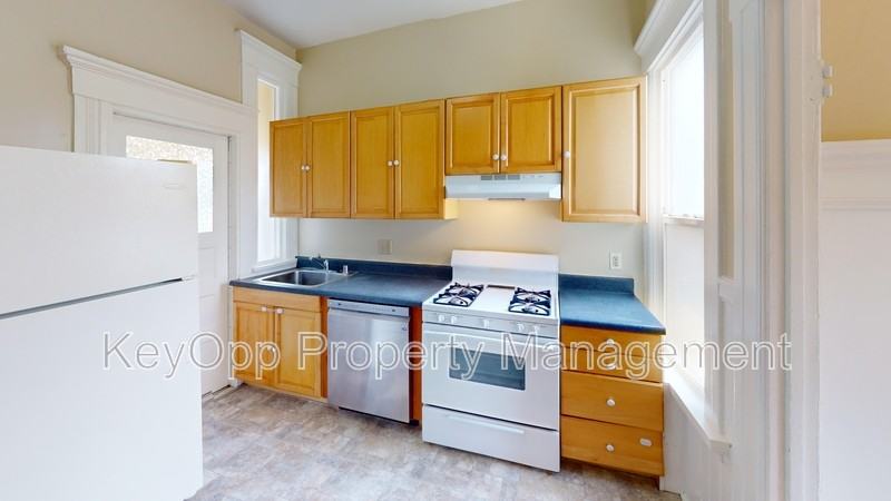 1110A Lake St - Photo 2 of 21