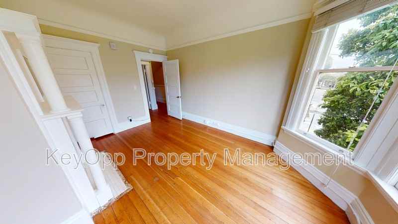 1110A Lake St - Photo 3 of 21