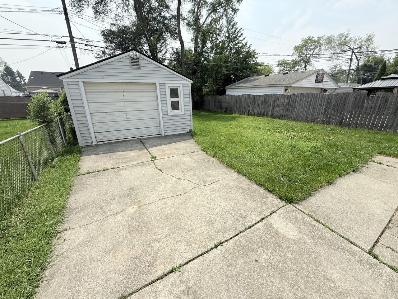 14641 Russell Ave - Photo 2 of 15