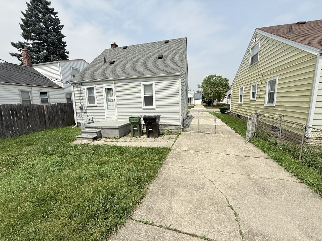 14641 Russell Ave - Photo 3 of 15