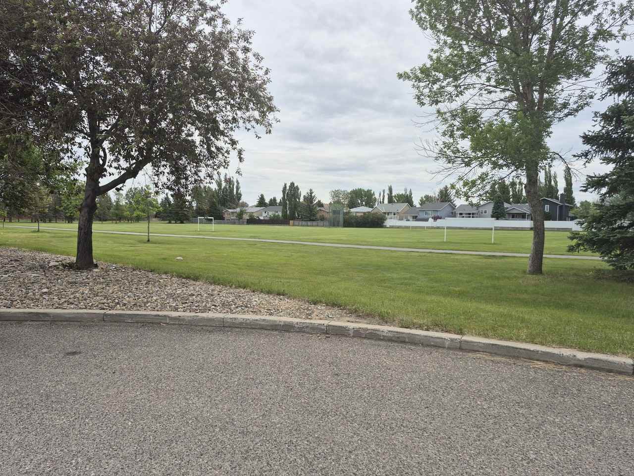 318 Columbia Blvd W - Photo 2 of 34