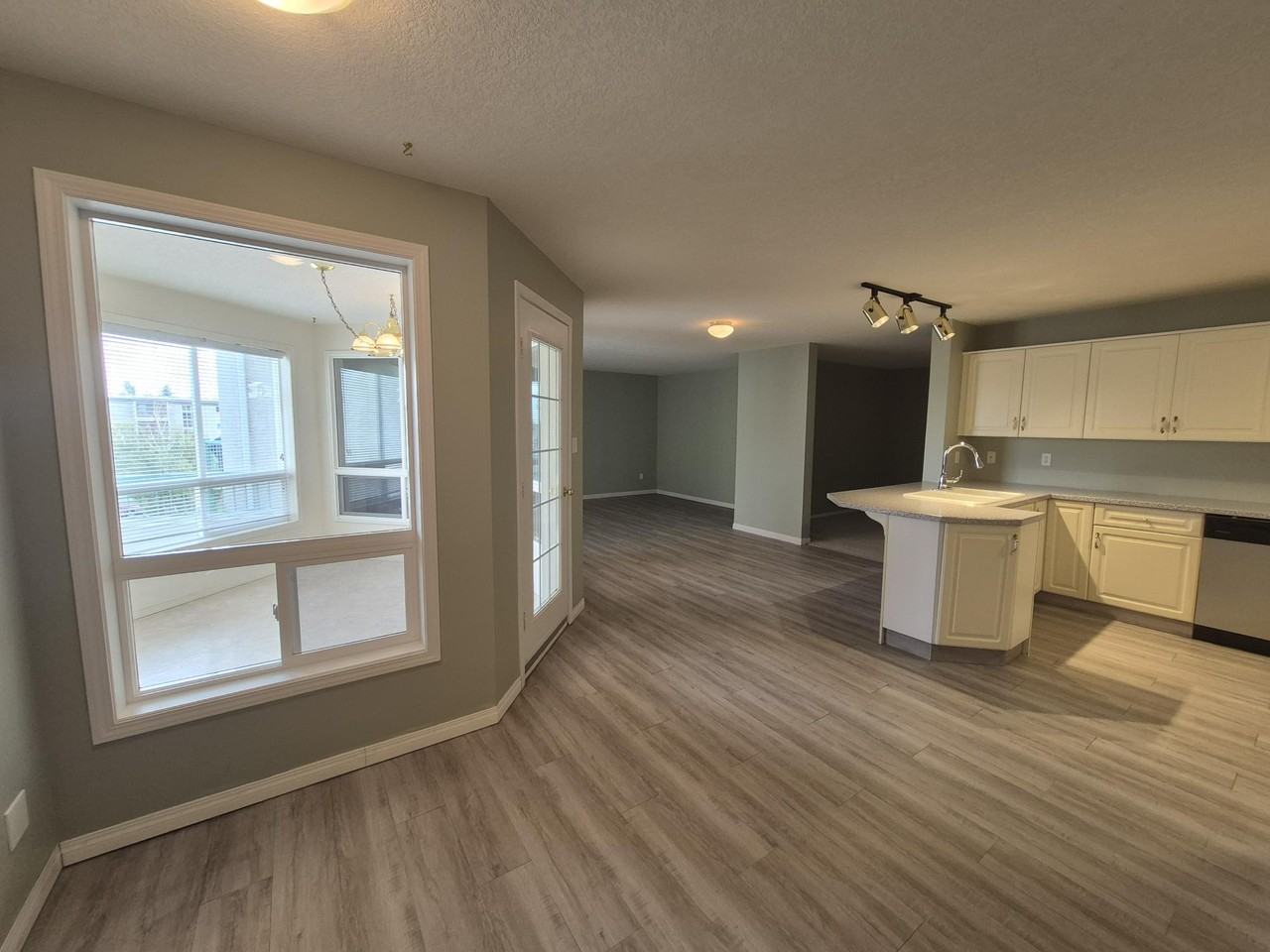 318 Columbia Blvd W - Photo 3 of 34