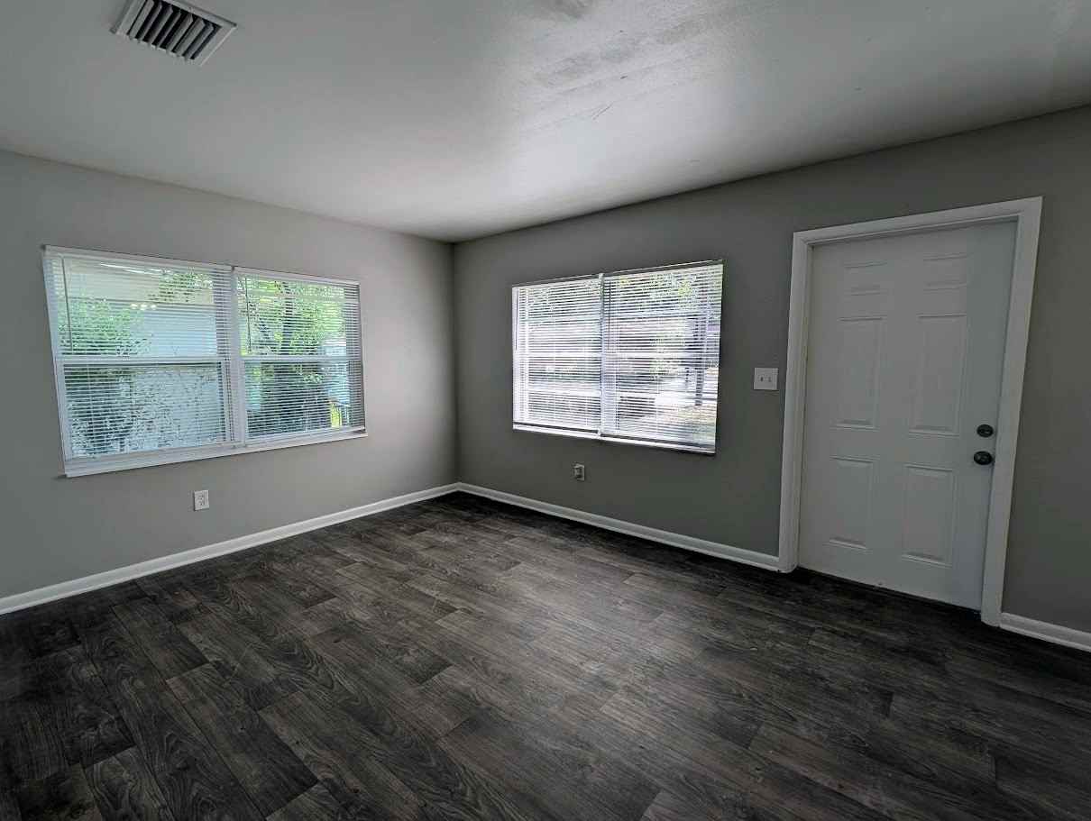 10218 N 23rd St - Photo 3 of 11