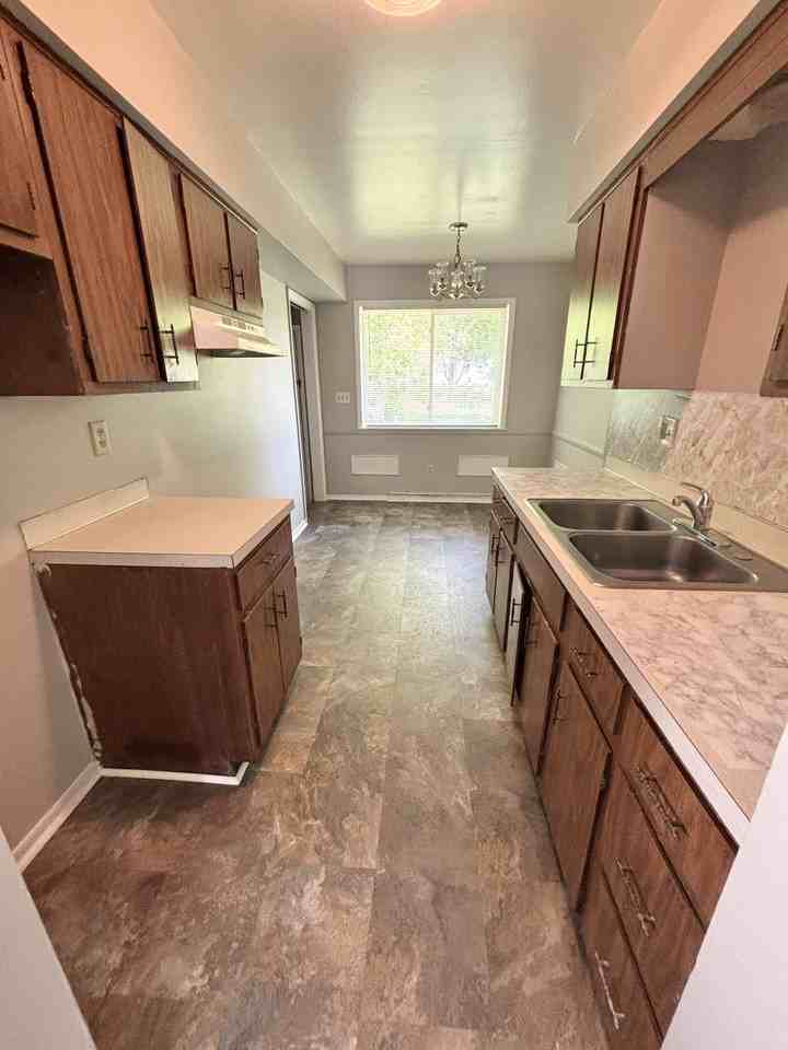 902 Vincent Court - Photo 3 of 9