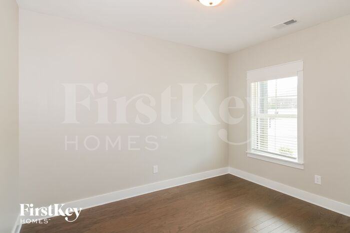 1433 Woodridge Pl - Photo 3 of 15