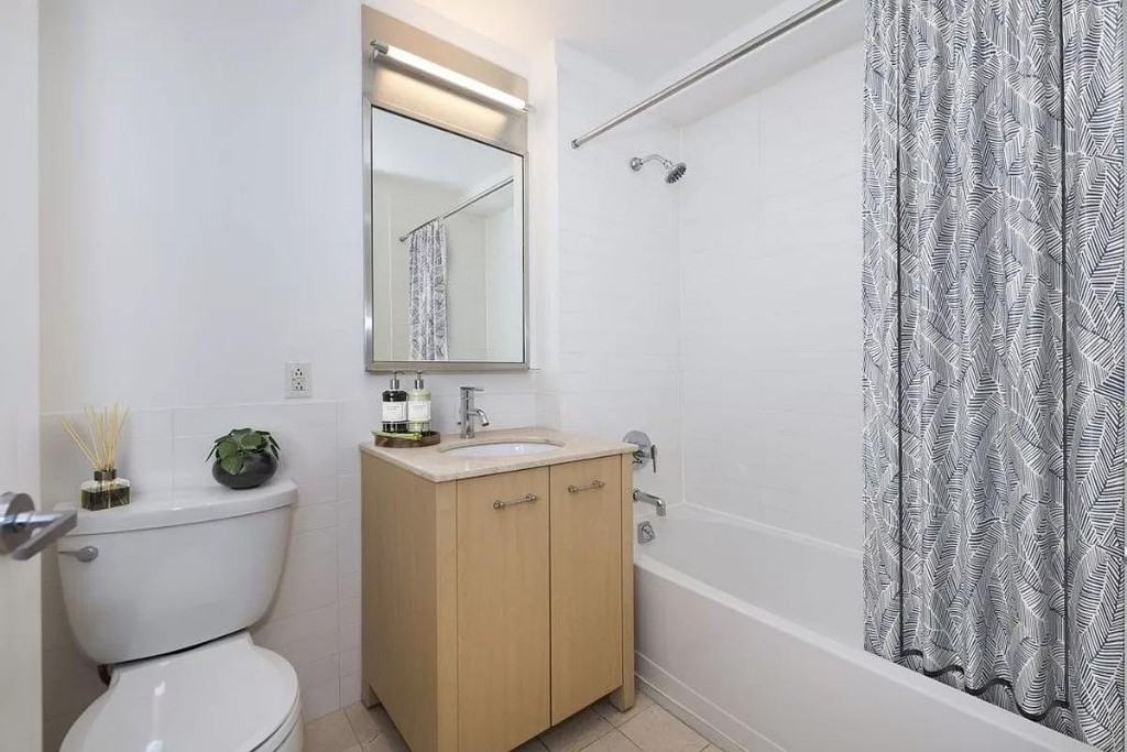 Leonard St #1111 - Photo 4 of 4