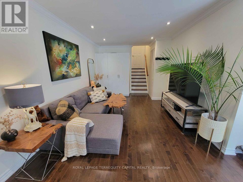 20 Mowat Crescent - Photo 3 of 8