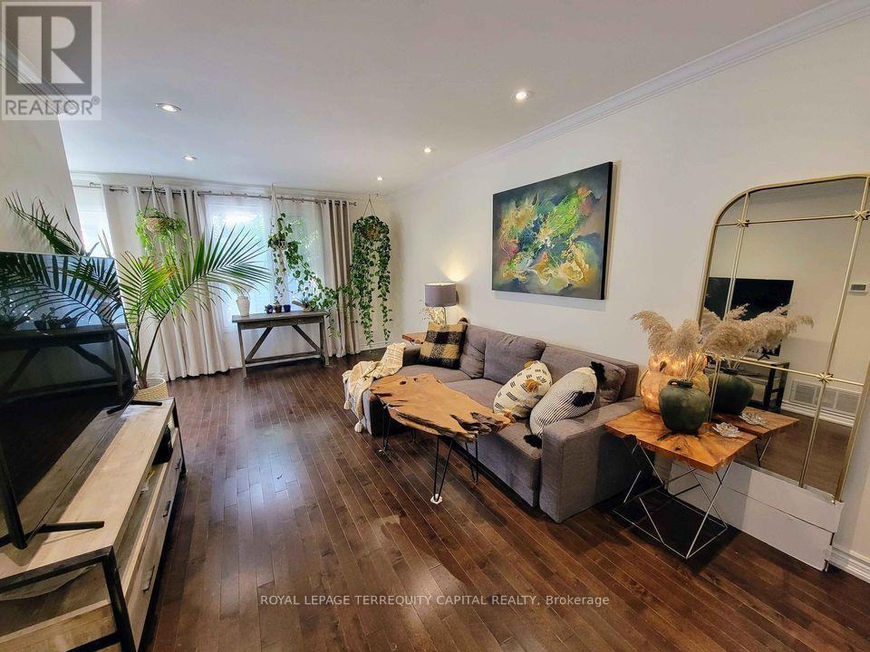 20 Mowat Crescent - Photo 2 of 8