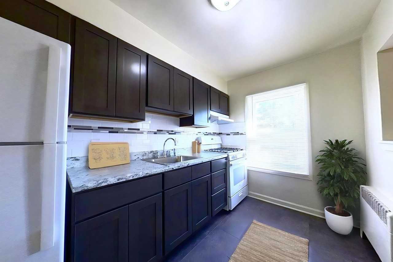 Wallworth Park Apartments - Photo 5 of 13