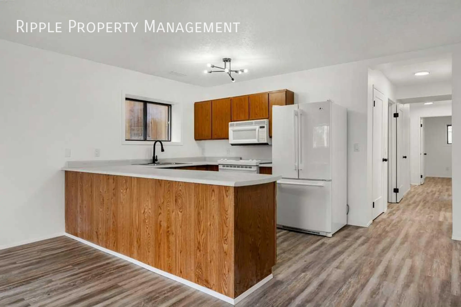 1004 Mckinnon Dr Ne - Photo 3 of 24