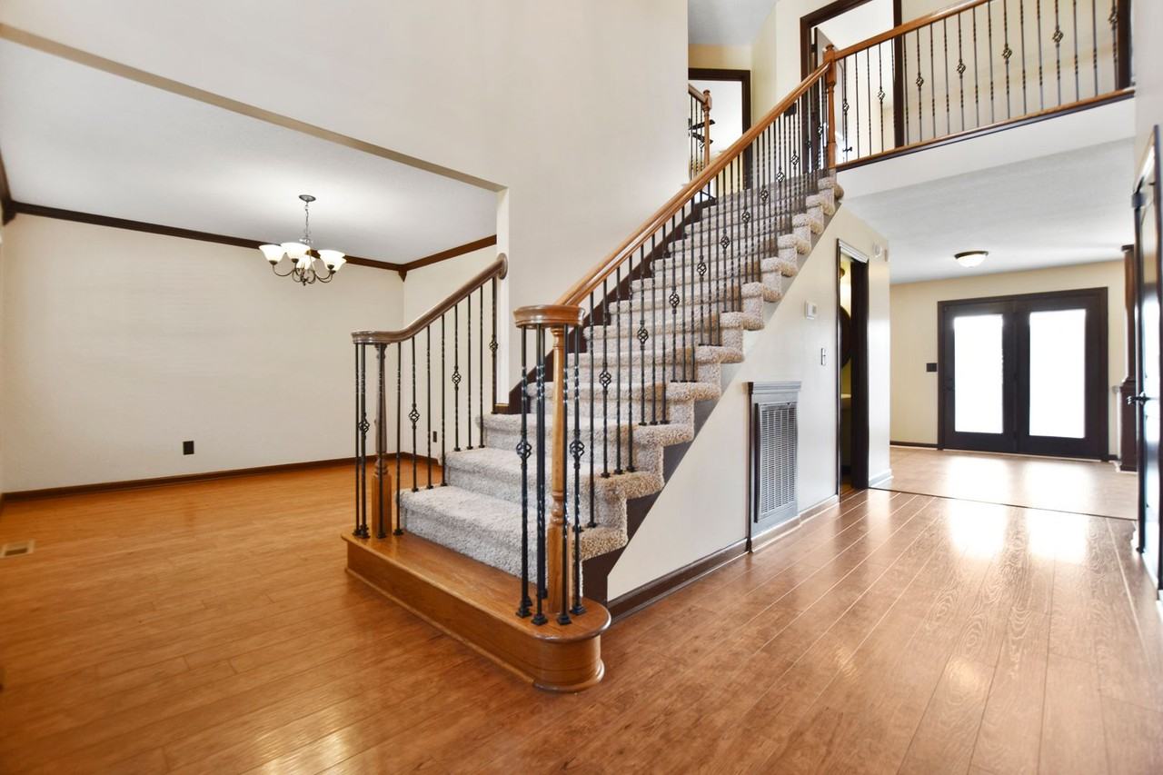 1240 Chinook Cir - Photo 2 of 28