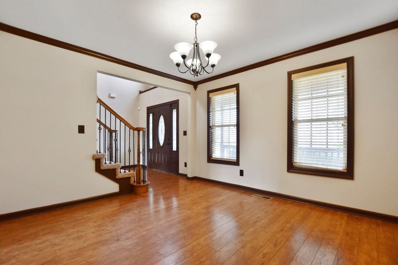 1240 Chinook Cir - Photo 3 of 28