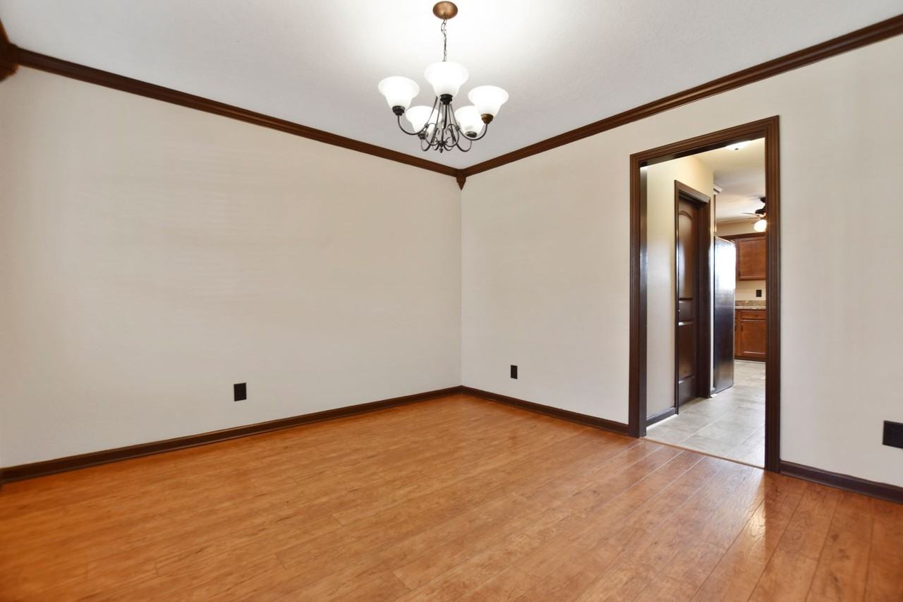 1240 Chinook Cir - Photo 4 of 28