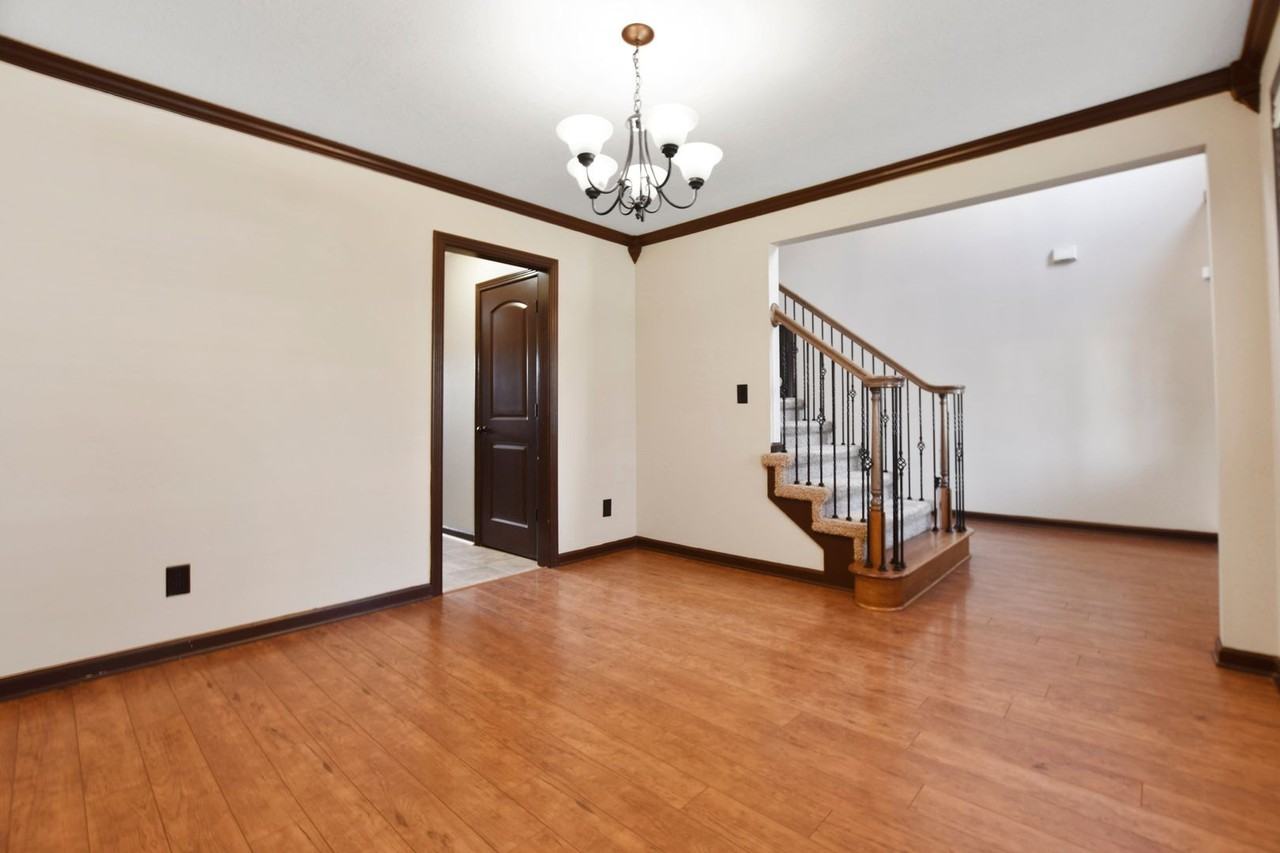 1240 Chinook Cir - Photo 5 of 28