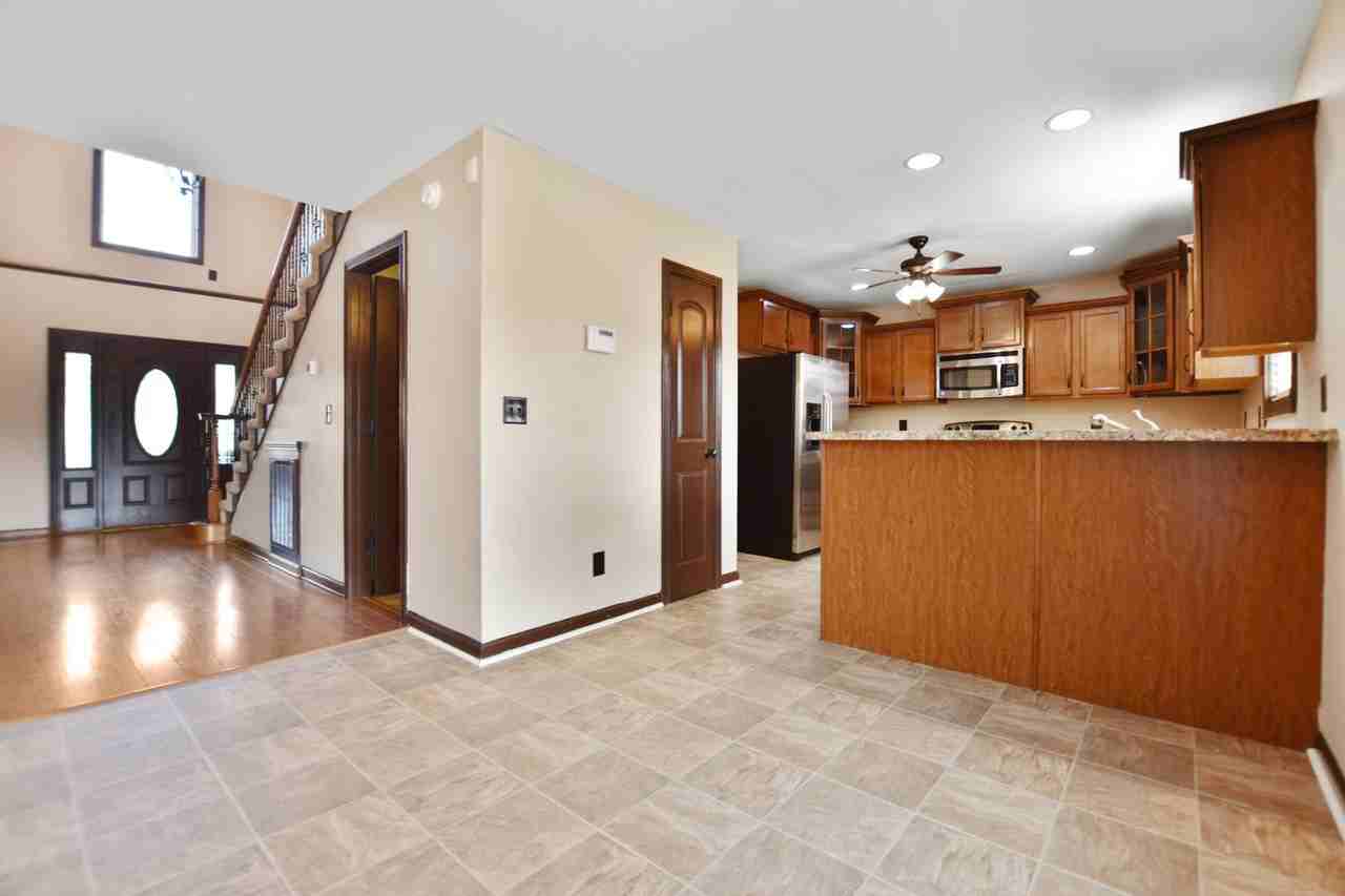 1240 Chinook Cir - Photo 6 of 28