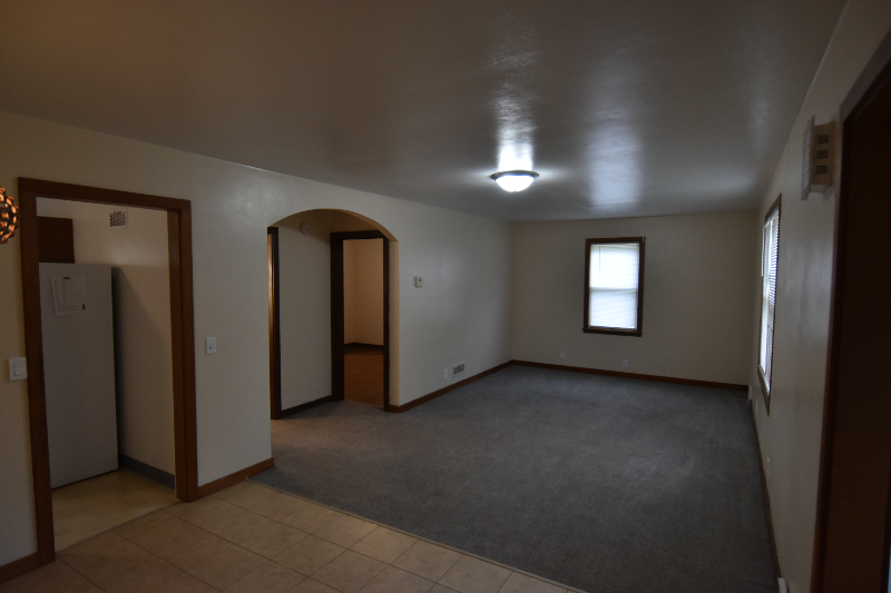 1129 N Elm St - Photo 2 of 11
