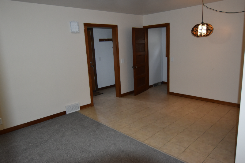 1129 N Elm St - Photo 3 of 11