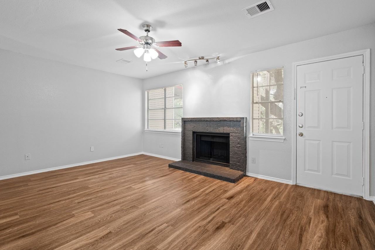 1815 River Crossing Cir - Photo 2 of 26