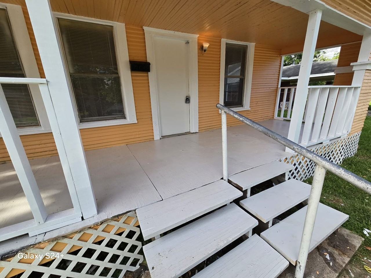 755 Doucette St - Photo 3 of 32