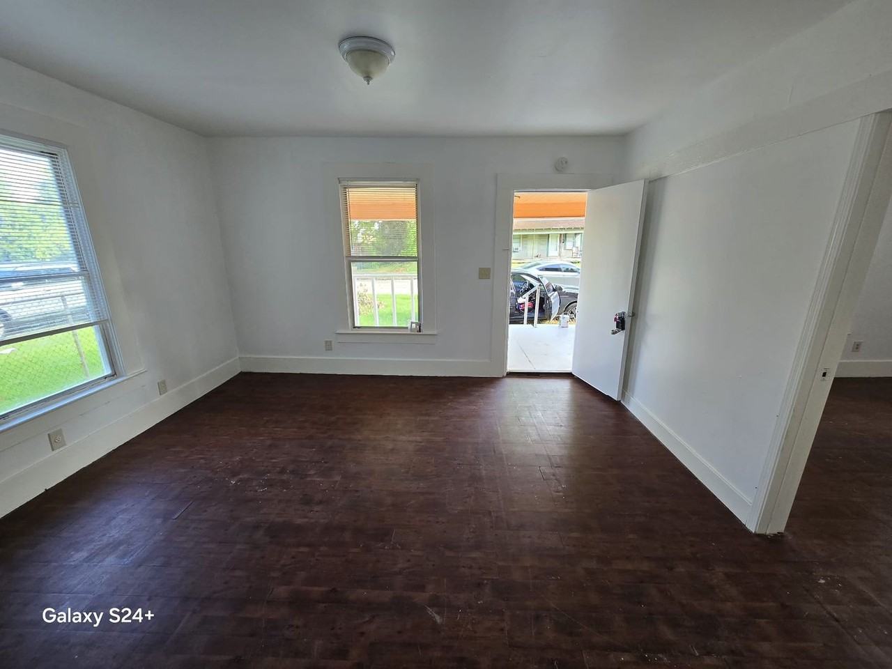 755 Doucette St - Photo 3 of 22