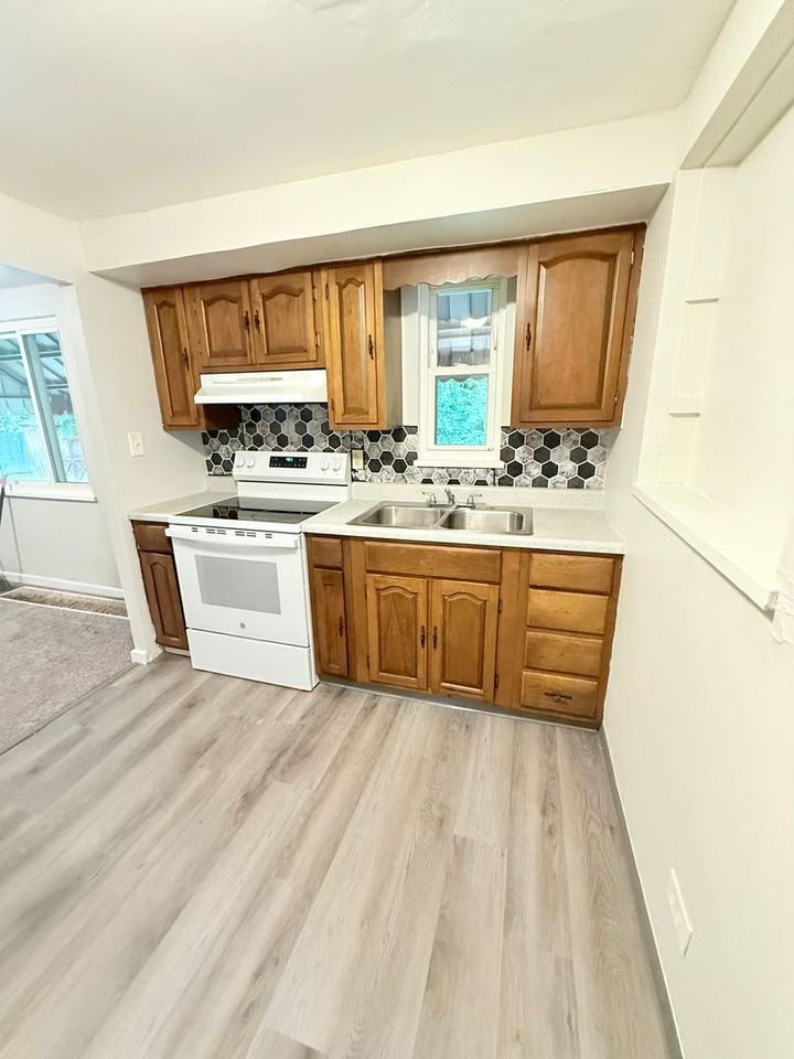 126 Briarwood Dr - Photo 3 of 22