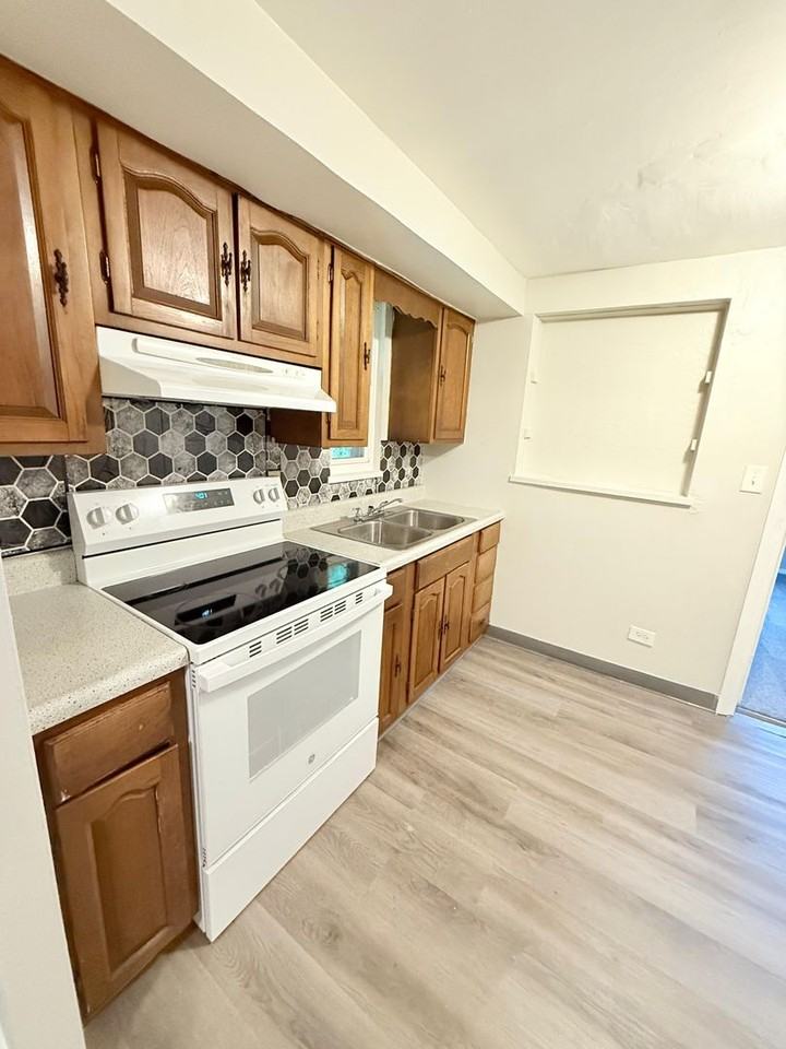 126 Briarwood Dr - Photo 2 of 22