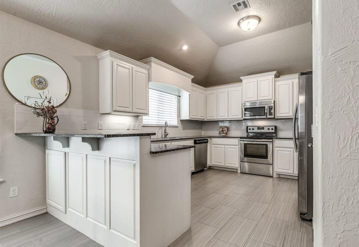 1098 E 146th Ct S #NA - Photo 3 of 7