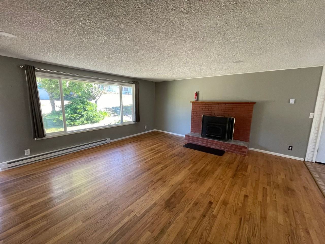 2563 Airline Way - Photo 4 of 16