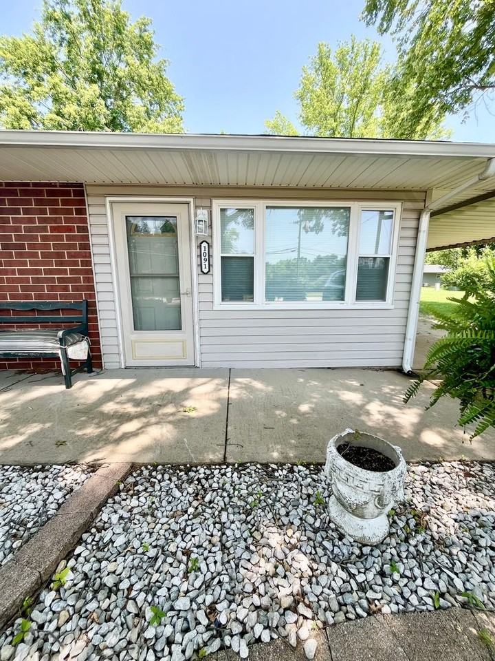 1091 Oregon St - Photo 2 of 9