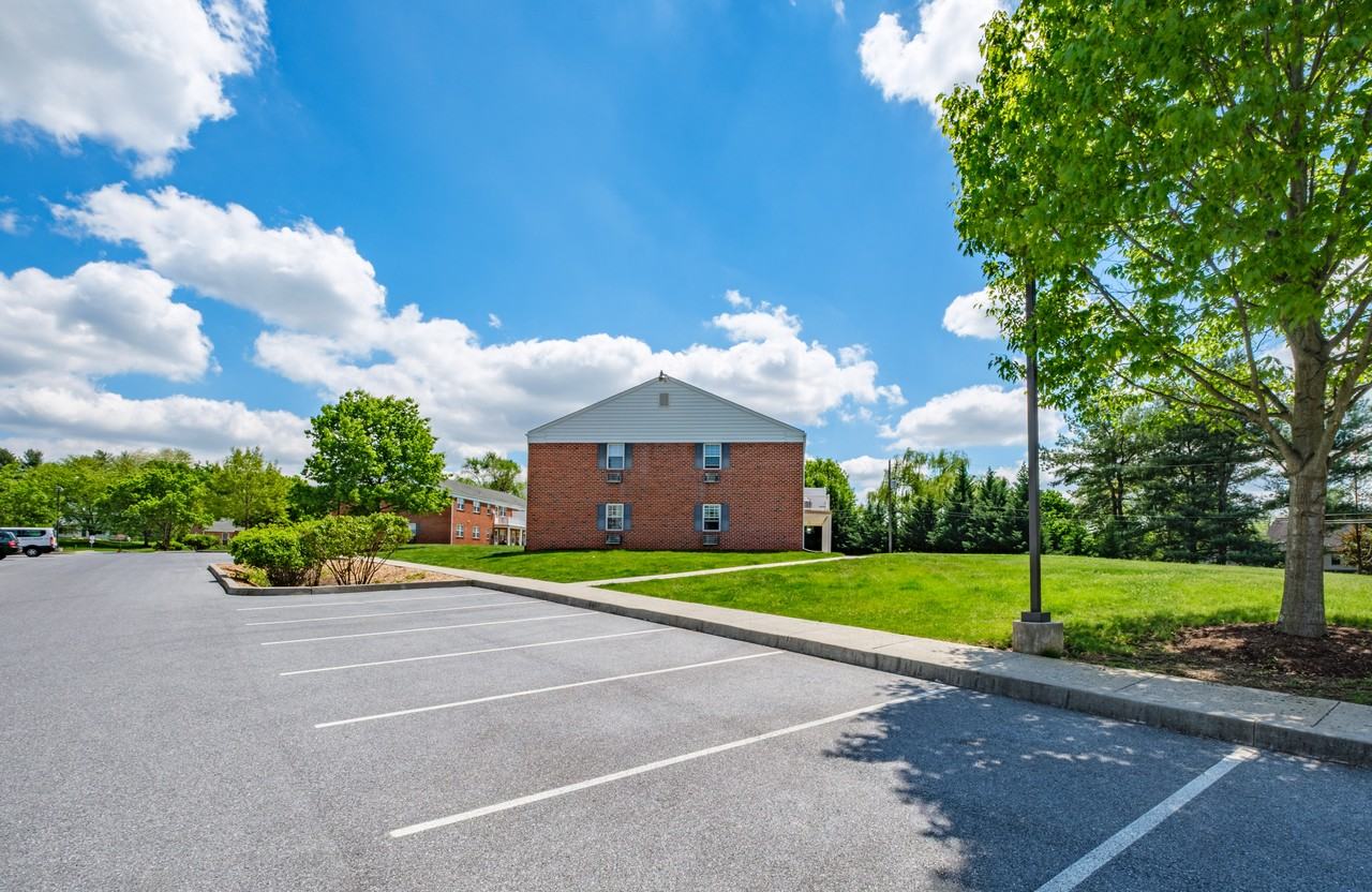 360 College Manor Ave Apt 8 #360-8 - Photo 2 of 10