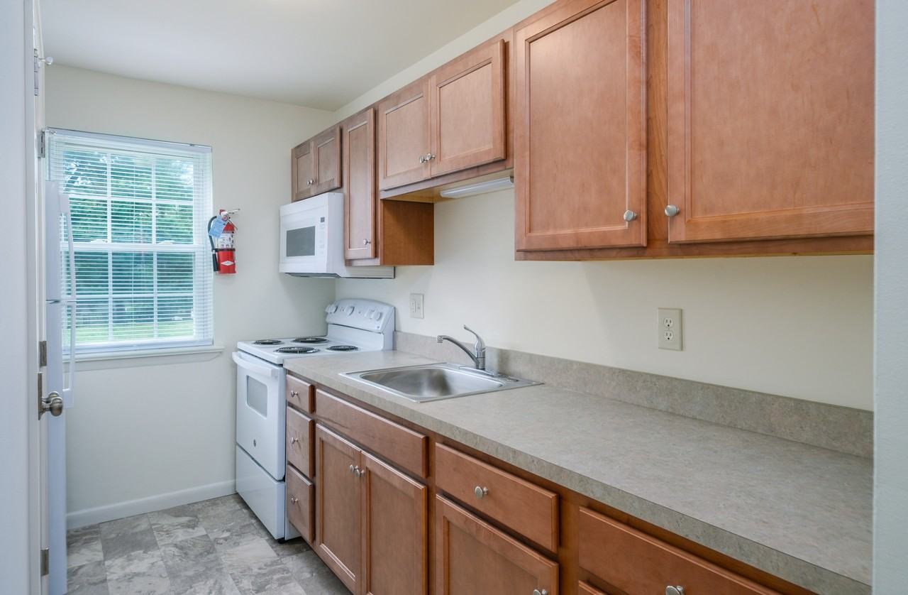 360 College Manor Ave Apt 8 #360-8 - Photo 5 of 10