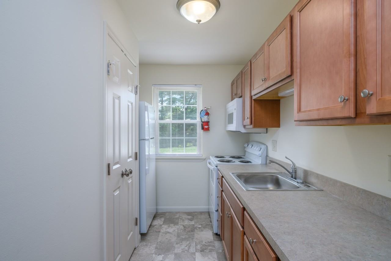 360 College Manor Ave Apt 8 #360-8 - Photo 6 of 10